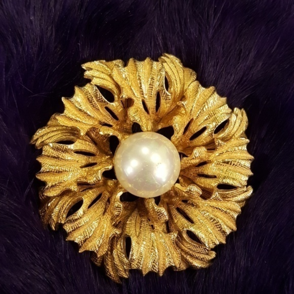 CASTLECLIFF SIGNED PEARL CENTER‎ CLUSTER GOLD BROOCH